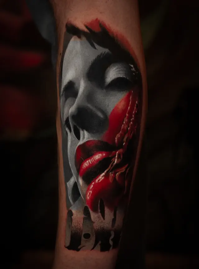 Color realizam tetovaža ženskog lica sa crvenim usnama – The Black Dahlia Tattoo Studio